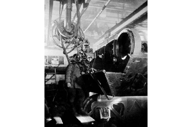 Установка для автоматической сварки под флюсом корпуса танка Т-34-85. ТПУ